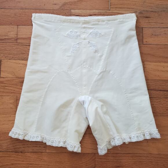 Bali Vintage Girdle Garter Shapewear Ivory Lace Hem Mid Rise Pull On 261 Mod - Picture 1 of 12